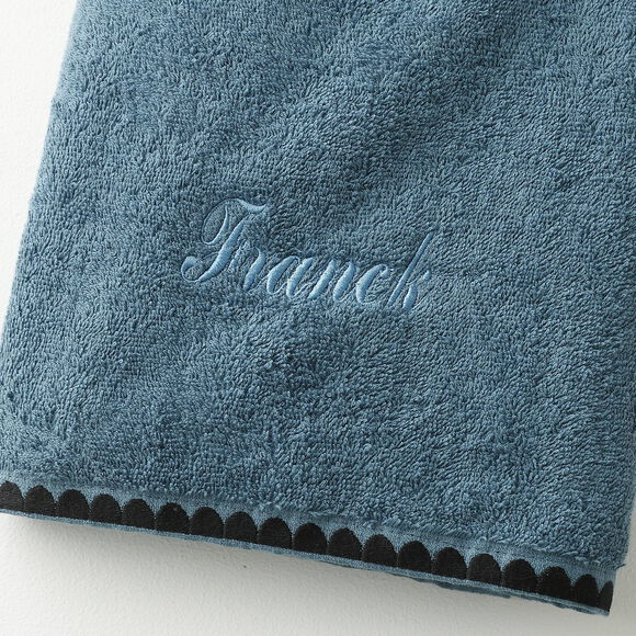 Serviettes de bain finition broderie fantaisie personnalisable - 420g/m2 (bleu jean) Serviettes de bain finition broderie fantaisie personnalisable - 420g/m2 (bleu jean)